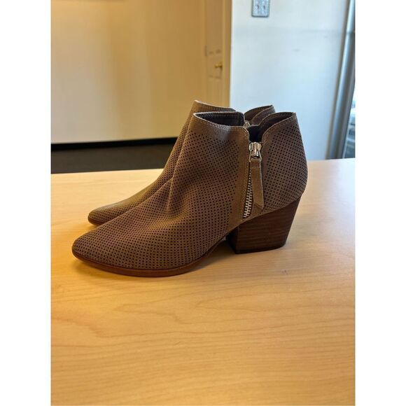 Vince Camuto Nethera Gray Perforated Suede Side Side Zipper Booties sz 7.5 EUC - Picture 4 of 6